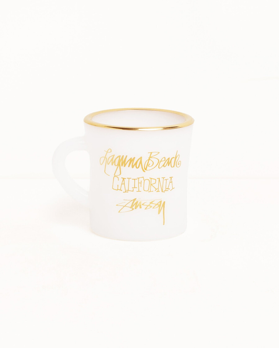 taza de cristal con leche laguna