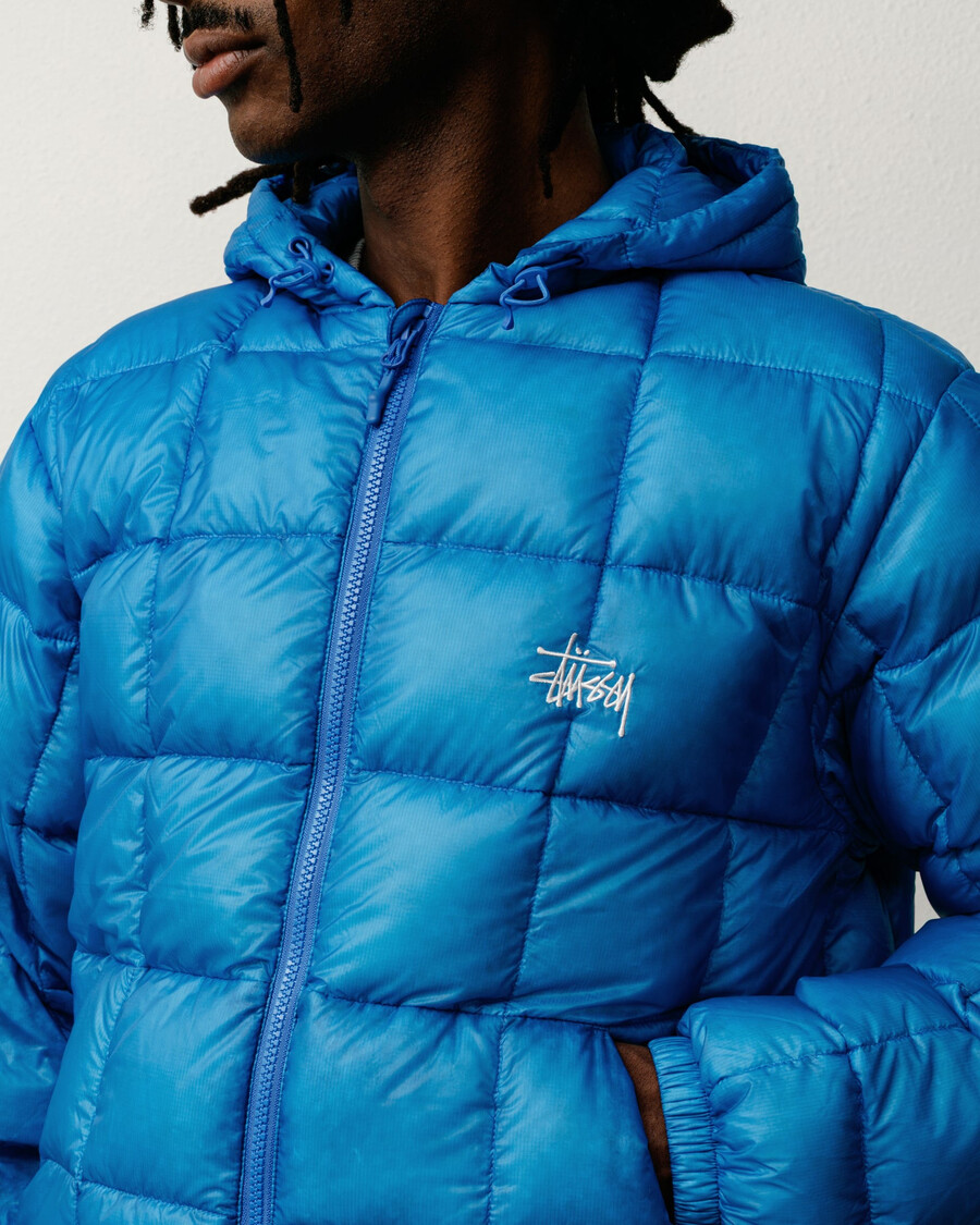 chaqueta acolchada con capucha de peso medio