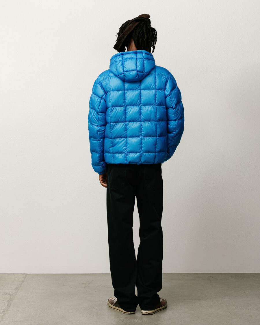 chaqueta acolchada con capucha de peso medio