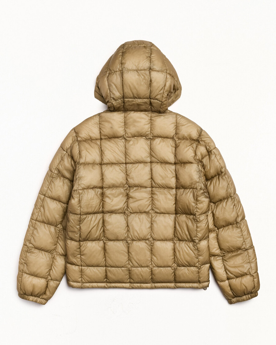 chaqueta acolchada con capucha de peso medio