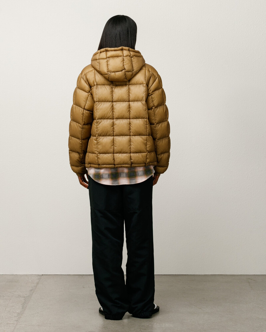 chaqueta acolchada con capucha de peso medio