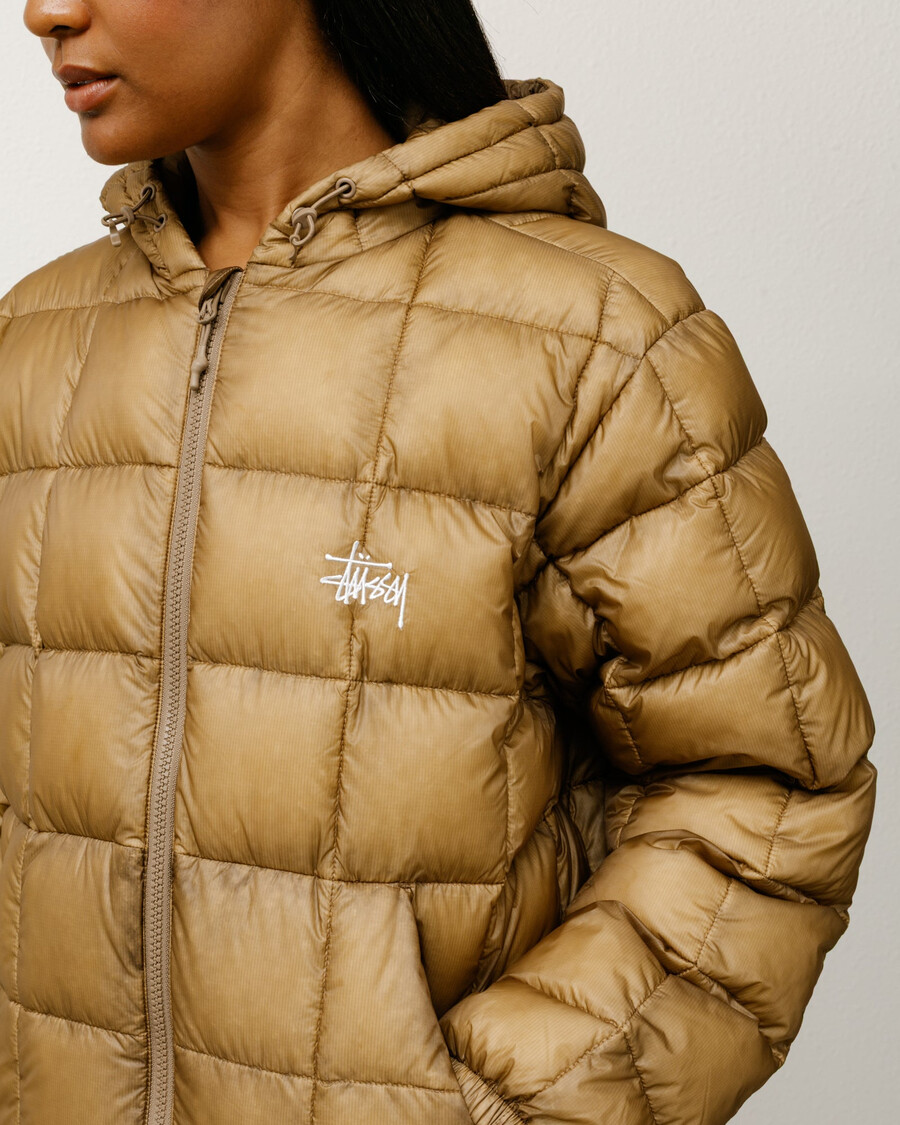 chaqueta acolchada con capucha de peso medio