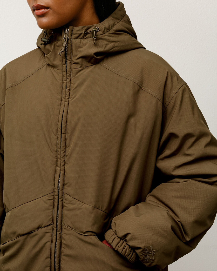 chaqueta con capucha aislante