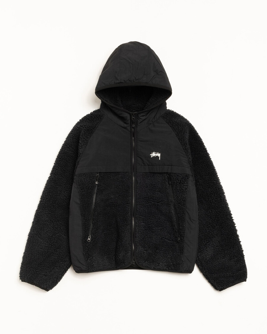 chaqueta con capucha y paneles de sherpa