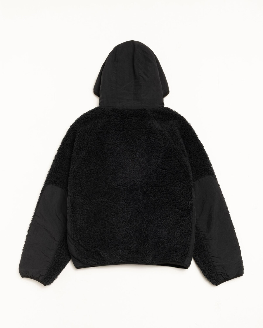 chaqueta con capucha y paneles de sherpa