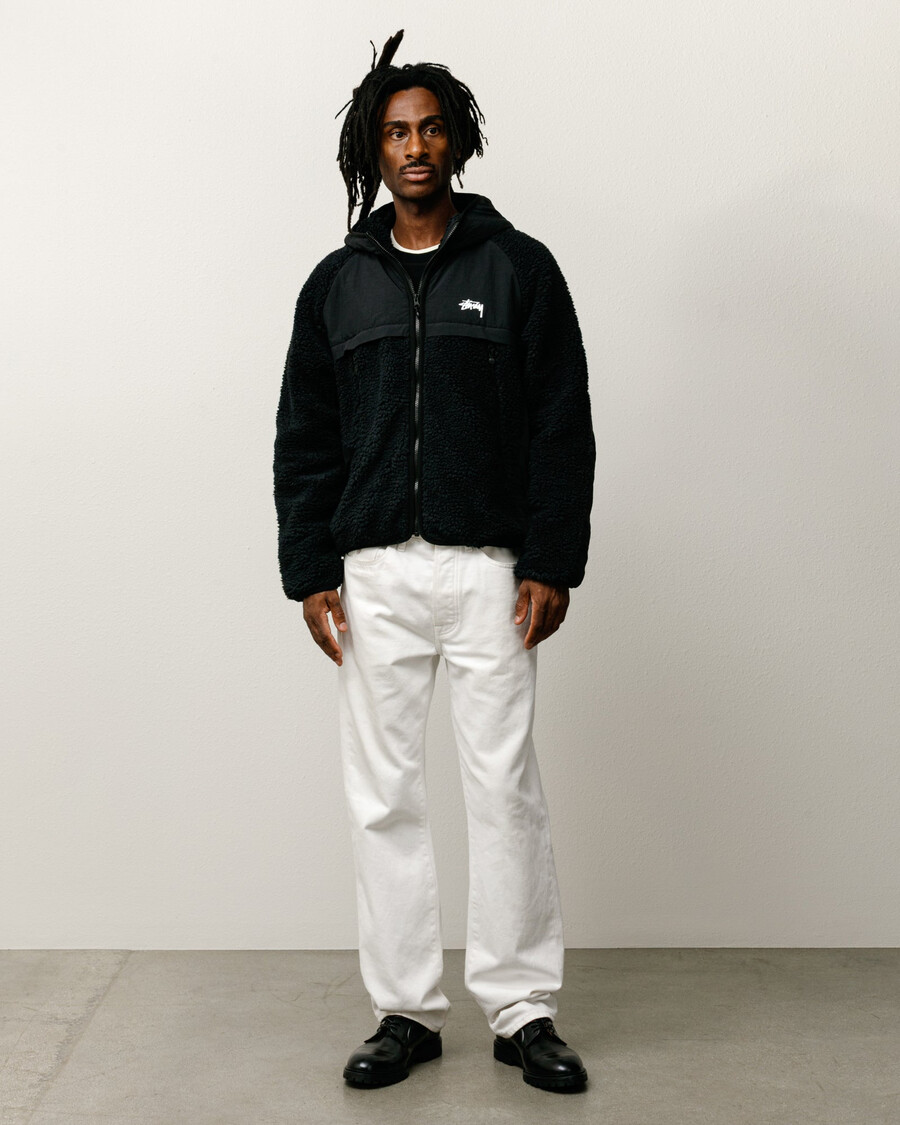 chaqueta con capucha y paneles de sherpa