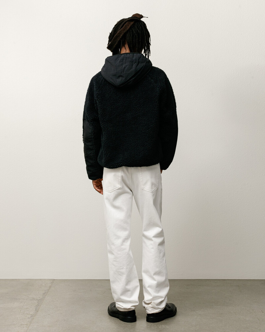 chaqueta con capucha y paneles de sherpa