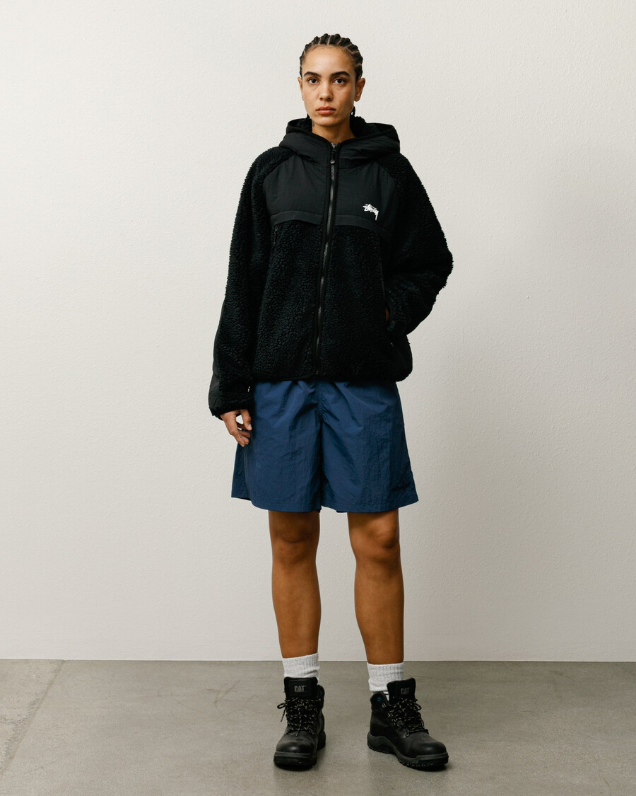 chaqueta con capucha y paneles de sherpa