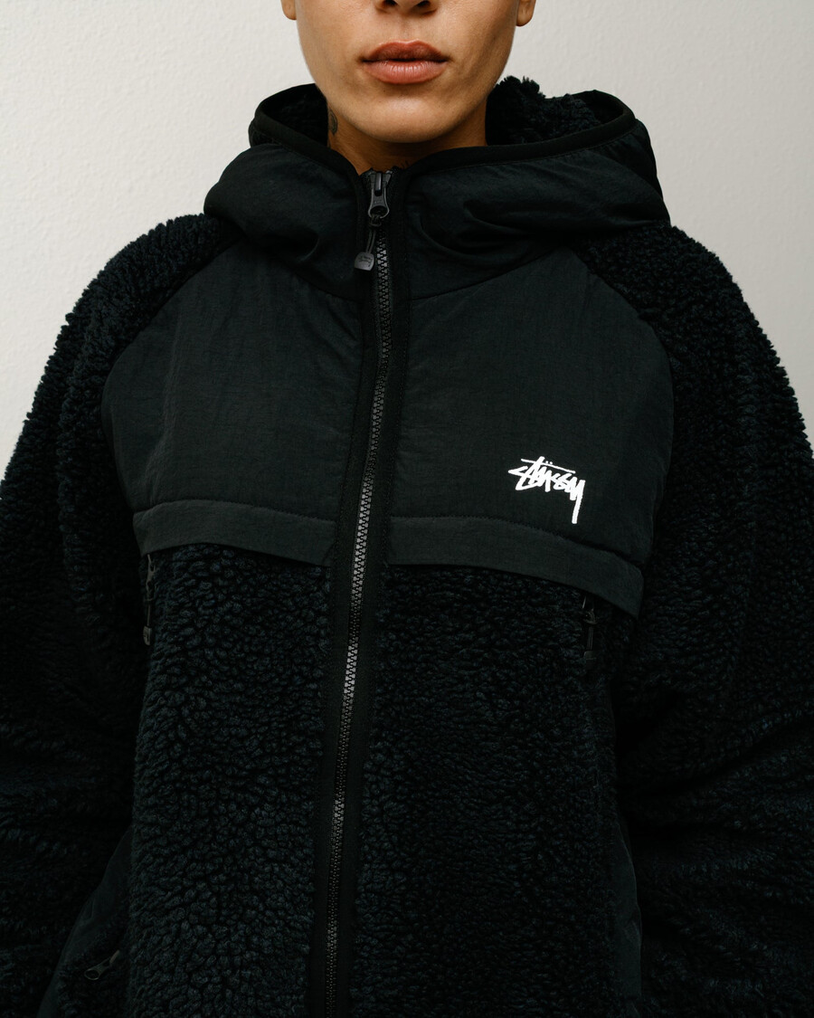 chaqueta con capucha y paneles de sherpa
