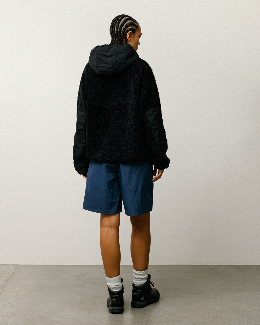 chaqueta con capucha y paneles de sherpa